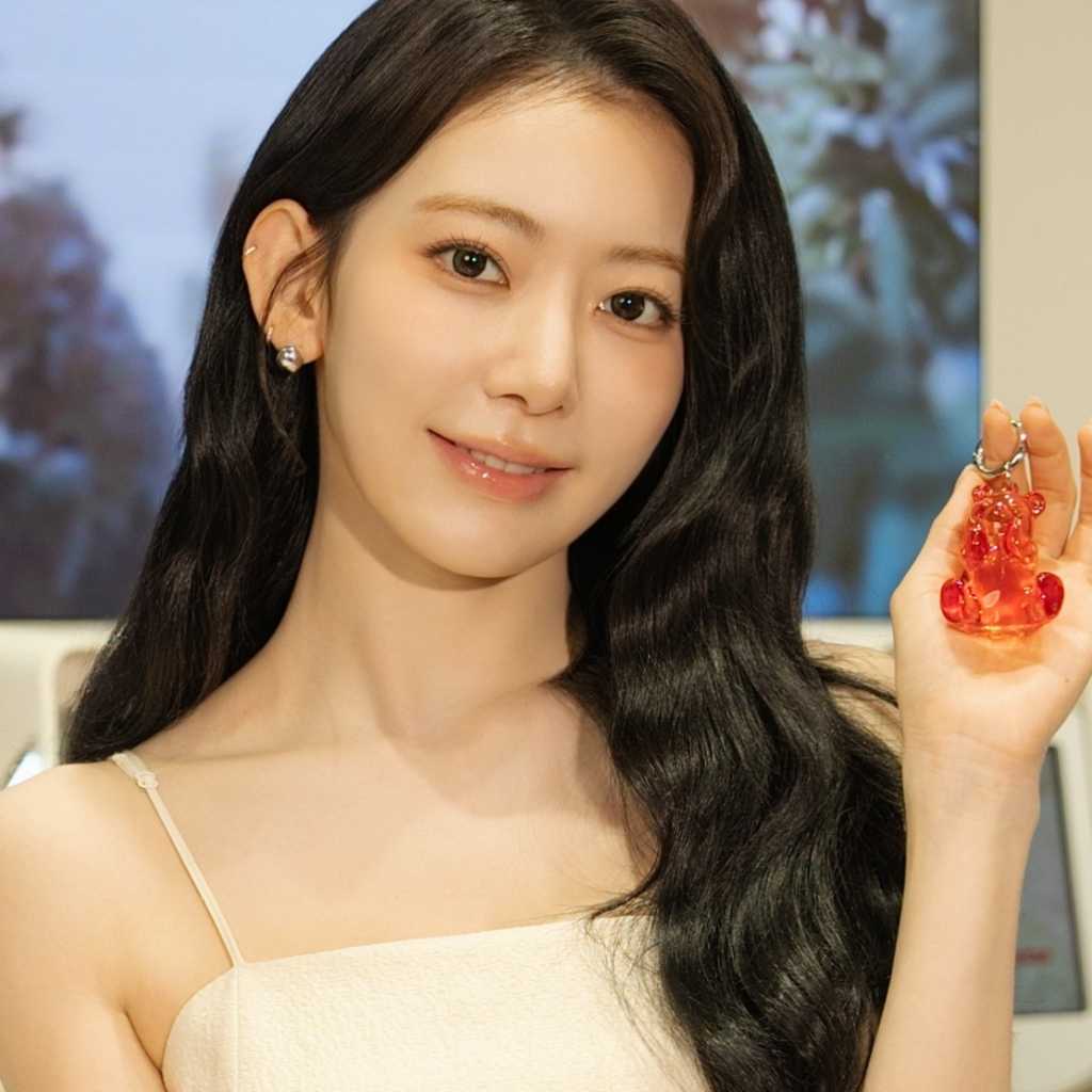 LE SSERAFIM 宮脇咲良、SK-IIのポップアップストアに来場！森香澄、宮﨑優と“クリアな素肌”を体験