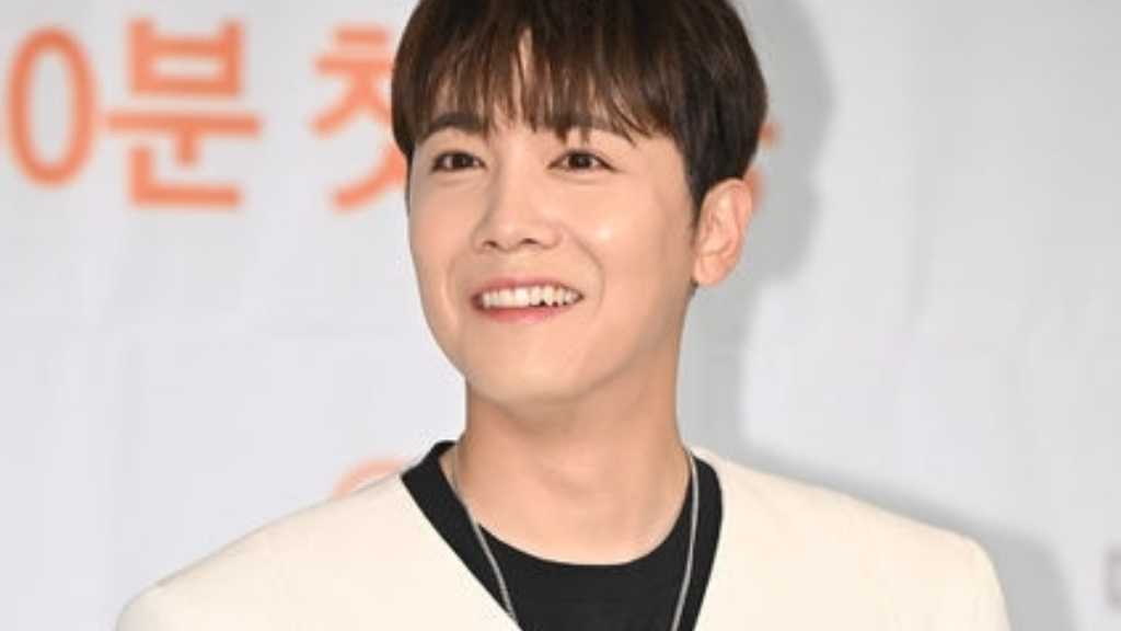 FTISLAND イ・ホンギ、ステージで転倒も…学園祭で熱いパフォーマンス