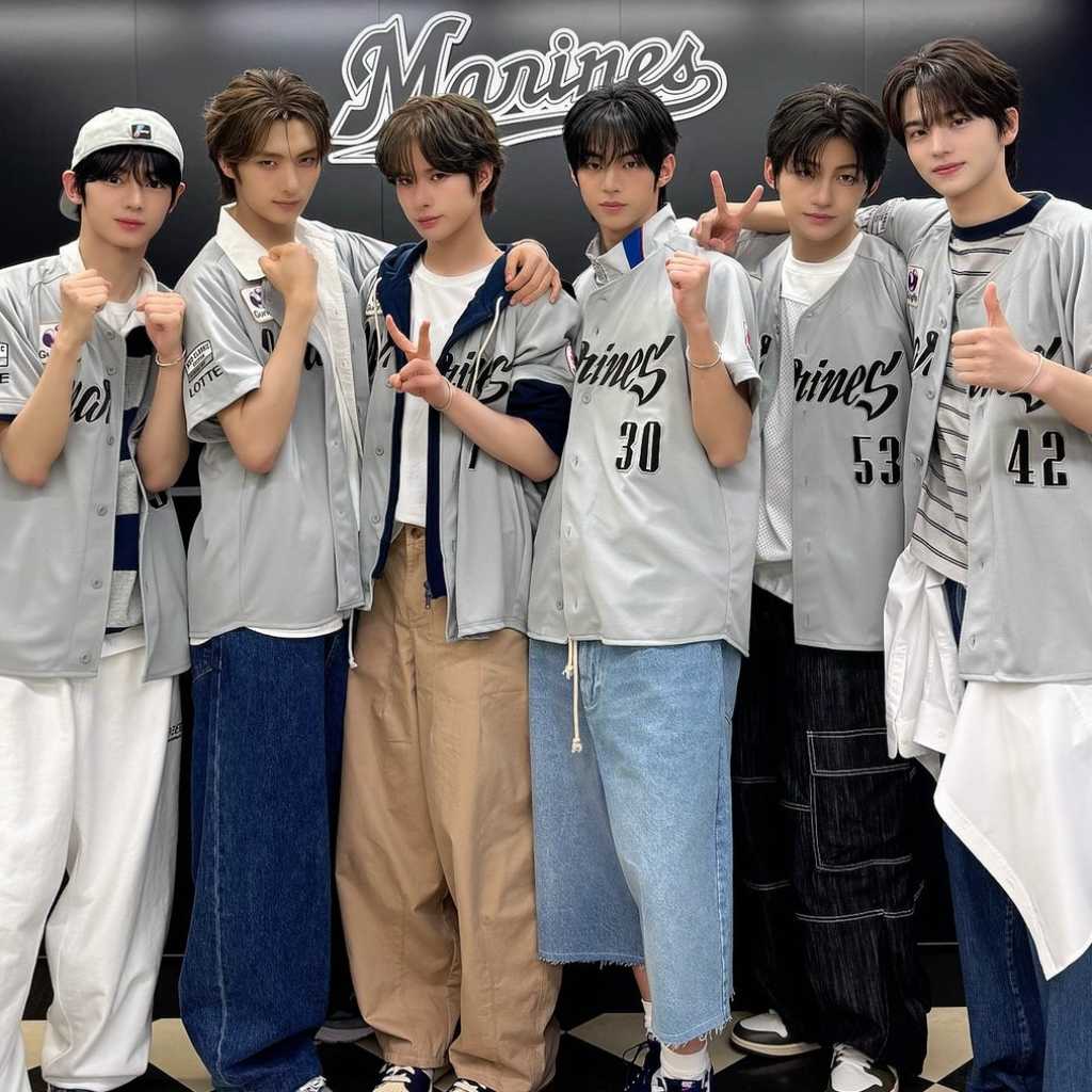 TWS、千葉ロッテマリーンズの選手と記念ショットも！爽やかユニフォーム姿で始球式に登場