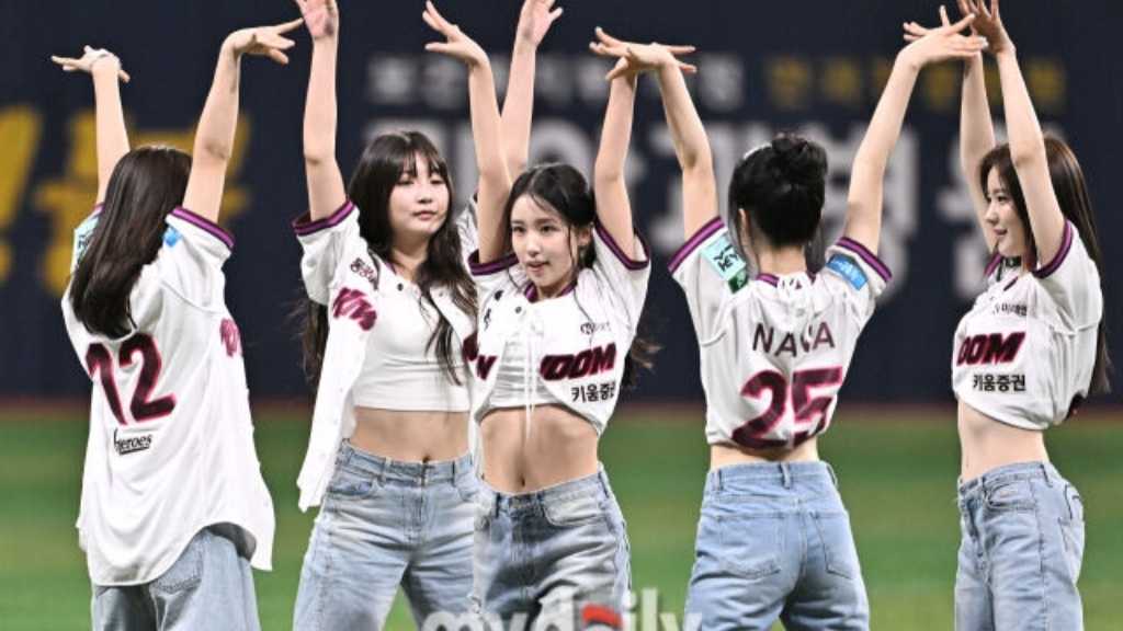 【PHOTO】WOOAH、始打式に登場…ユニフォーム姿で祝賀ステージも披露