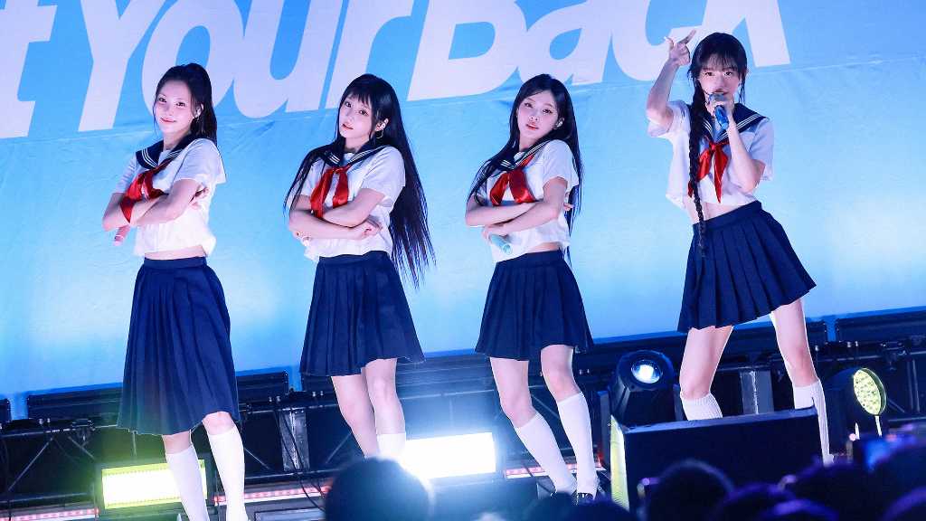ILLIT、お台場にセーラー服姿で登場！初のフリー観覧ミニライブに約1万人のファンが集結