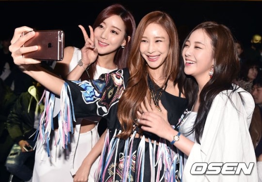 美貌の日本人練習生 有吉りさ 人気ガールズグループメンバーらと共に ソウルファッションウィーク を満喫 Kstyle