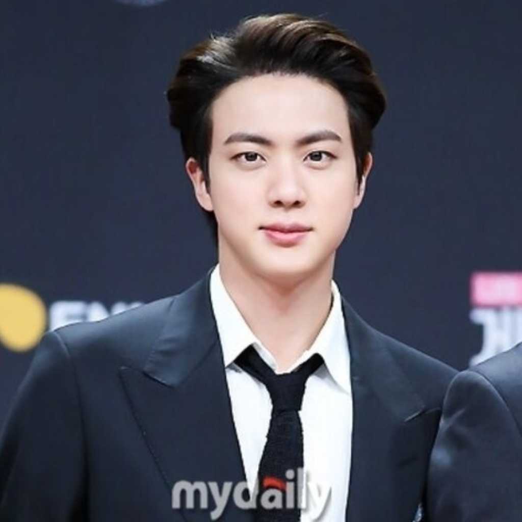 BTS ジンにキスした50代の日本人女性、強制わいせつ容疑で在宅起訴