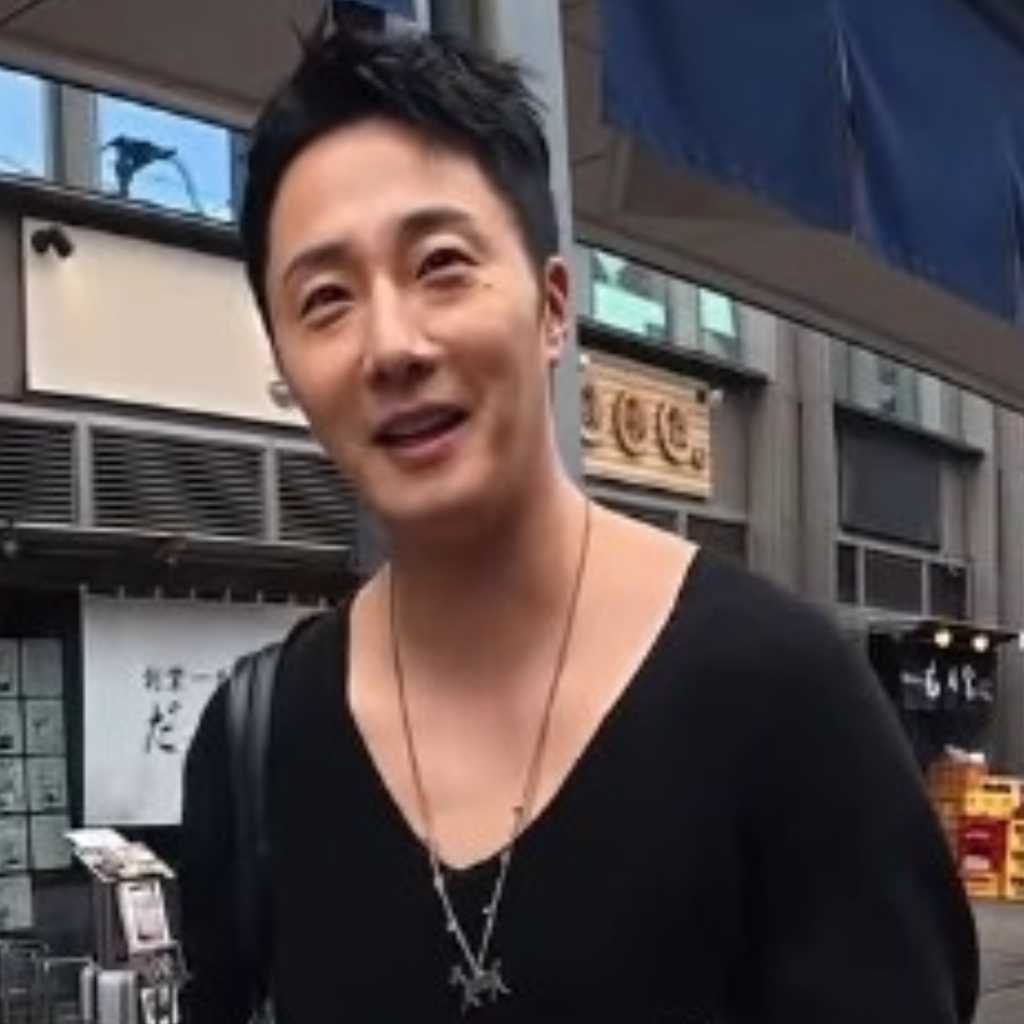 チョン・イルと日本の街中で遭遇！？オーラ溢れるショットが続々公開（動画あり）