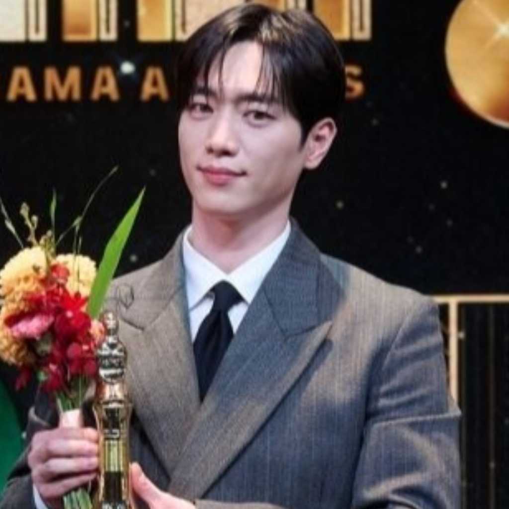 ソ・ガンジュン「2025 MBC演技大賞」で大賞を受賞！イ・スンジェさんの受賞に“先生、愛しています”