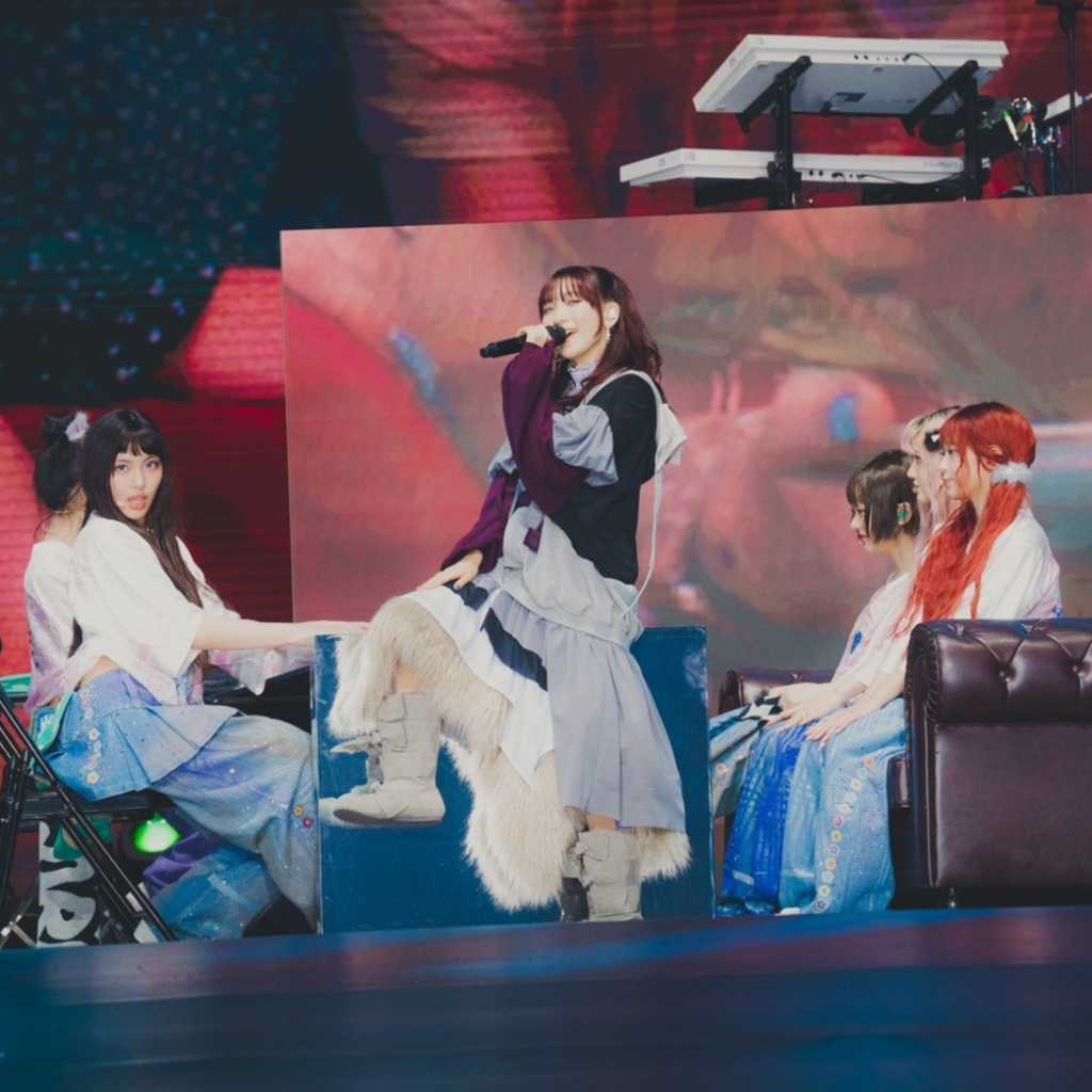 YOASOBI、韓国公演にNewJeansとAKMUが登場！豪華コラボに熱狂…流暢な韓国語MCも