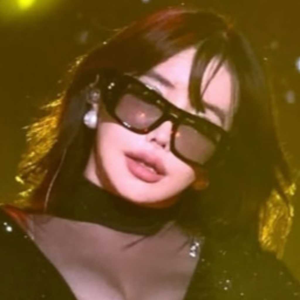 2NE1のBOM、胸元がセクシーすぎ！？露出度高めなドレスで熱唱…コンサート写真を公開
