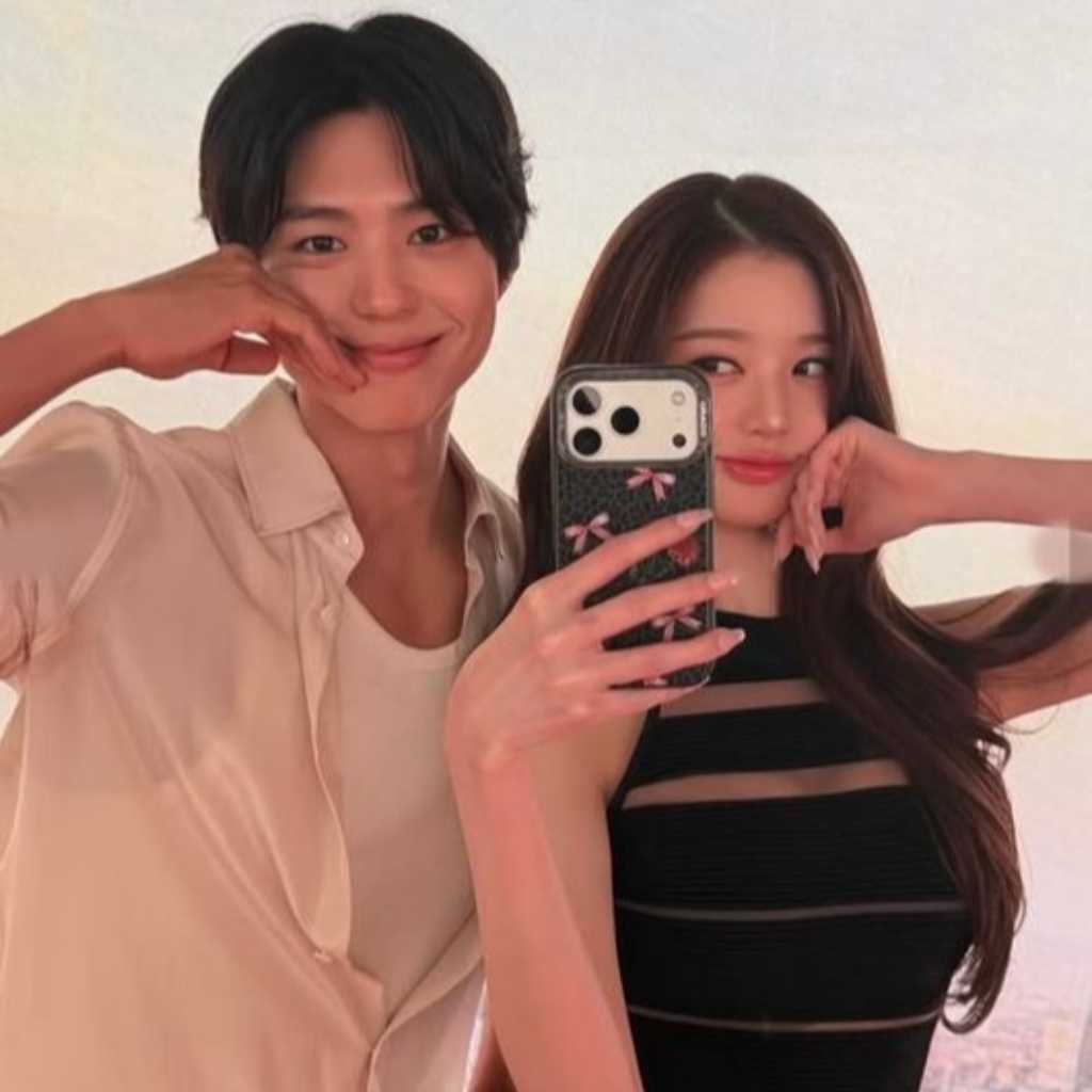 IVE ウォニョン、パク・ボゴムとの可愛すぎるツーショット公開！お揃いのポーズに注目