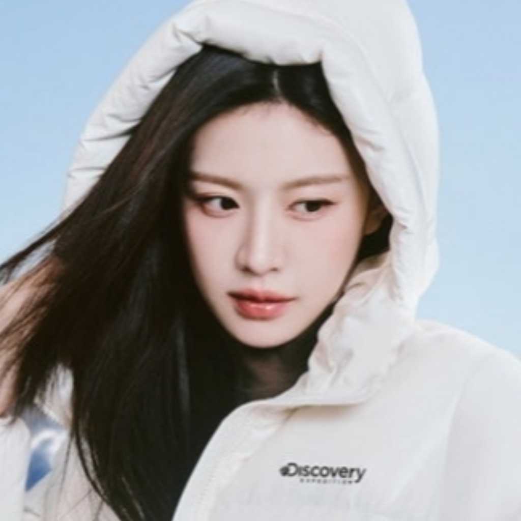 コ・ユンジョン、氷のプリンセスに変身！ショートダウンで華やかな冬スタイル