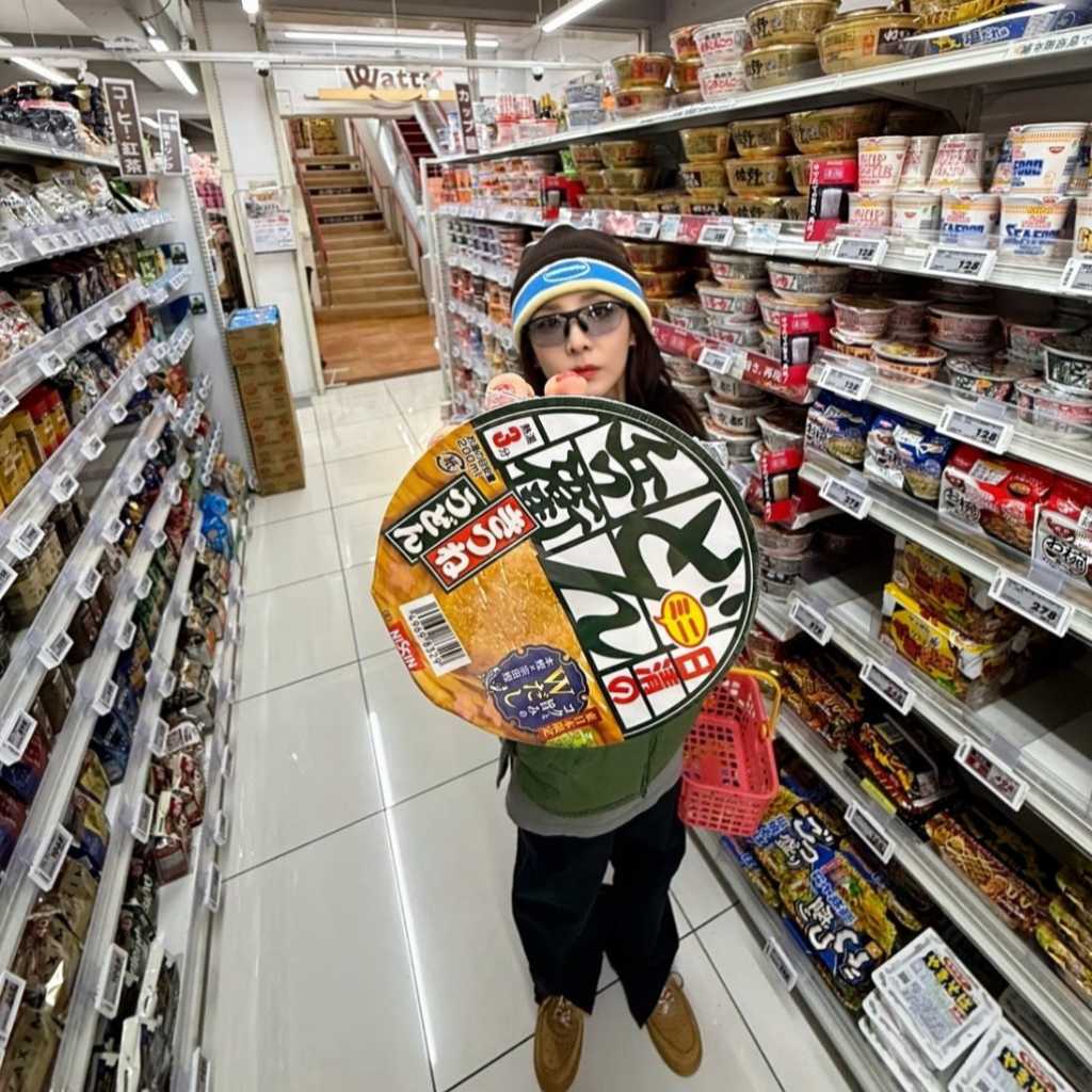 2NE1のDARA、東京で抜群のファッションセンスを披露！コンビニでカップラーメンを手にとる姿も