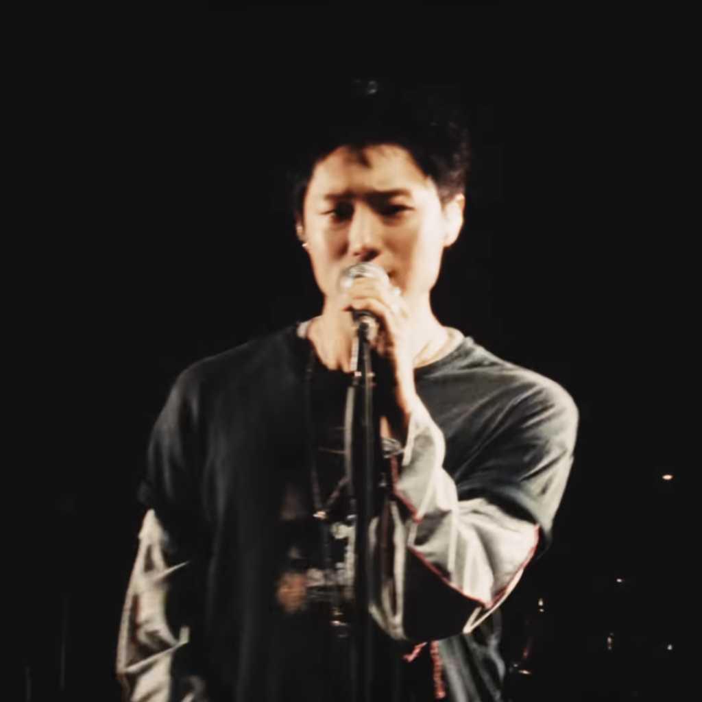 チョ・スンヨン、収録曲「飛行」MVをサプライズ公開!90年代バンドを思わせる映像が話題