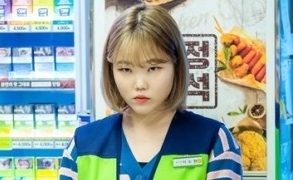 「このエリアのクレイジーX」AKMU イ・スヒョン、スチールカットを公開…アルバイトに変身