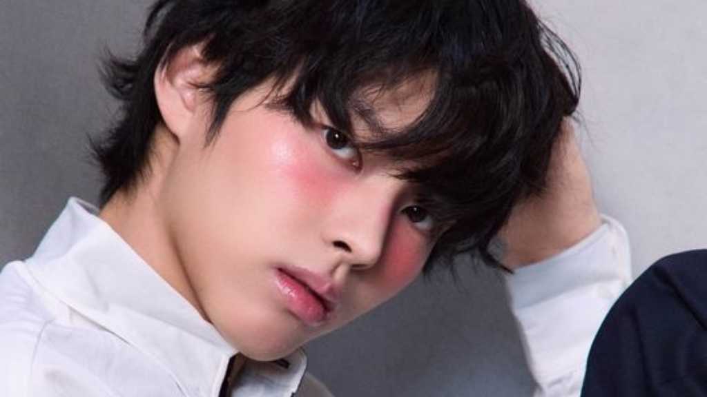 「スタディーグループ」出演パク・ユンホ、可愛らしいチークメイクも…魅力的なグラビア公開