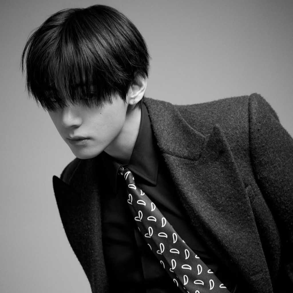 BTSのV、洗練されたビジュアルに絶賛の声…モノクロショットでクールな表情を披露（動画あり）