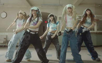 NewJeans、タイトル曲「OMG」MVを公開…メンバーが記憶喪失に？ - Kstyle