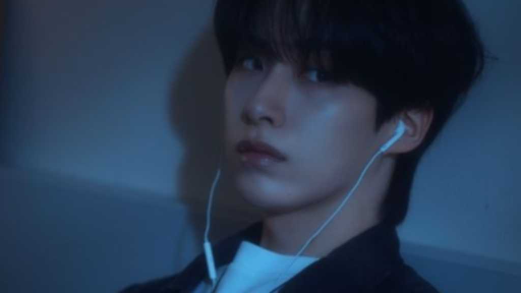 ONEUS シオン、ソロシングル「誰もが言う愛ではない」MV公開…切ない歌詞と表情に注目