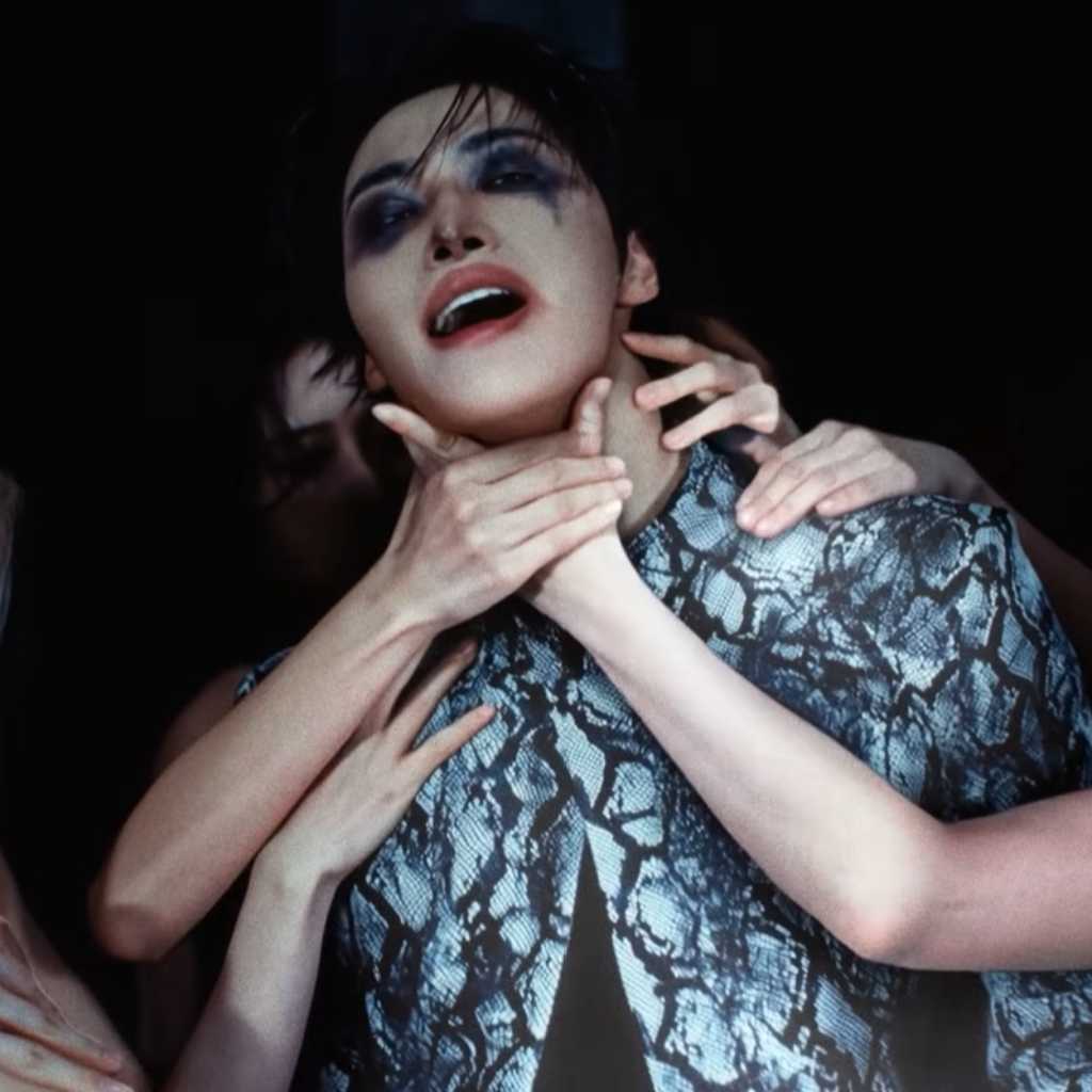 ATEEZのSEONGHWA、まるでピエロ!?ソロ曲「Skin」MVで衝撃のビジュアル披露