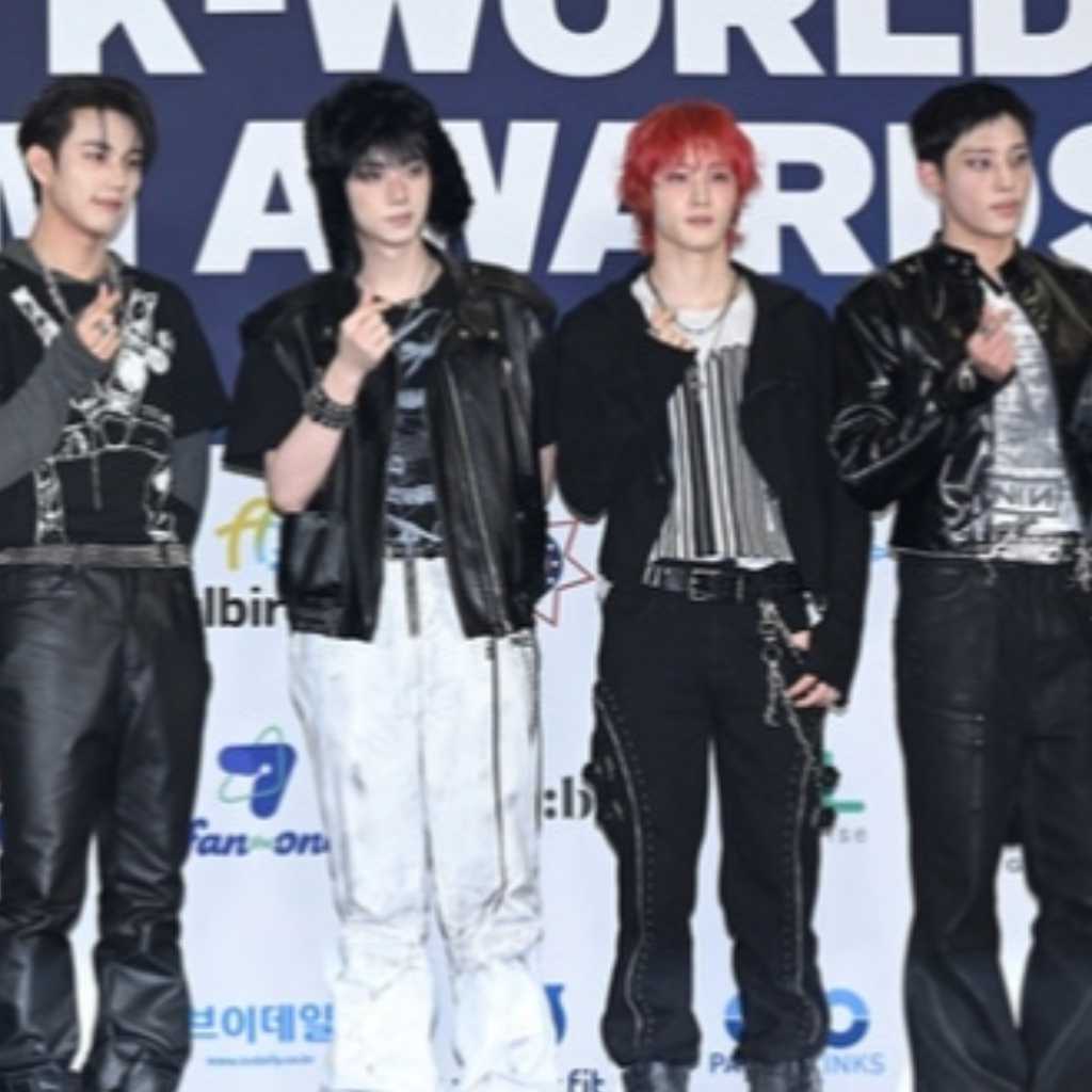 【PHOTO】P1HarmonyからAMPERS＆ONEまで「2026 K-WORLD DREAM AWARDS」ブルーカーペットに登場