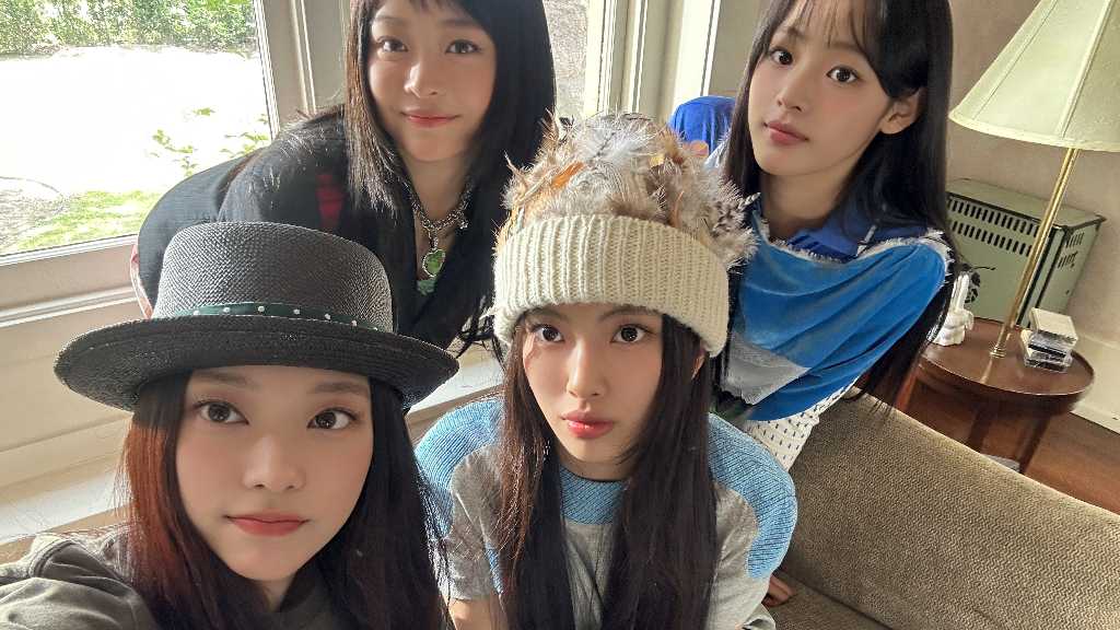 NewJeans、ミンジを含むメンバー4人の新たな動画を公開…撮影現場のビハインドも