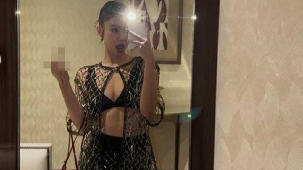 BLACKPINK ジェニー、ハグショットから中指を立てるポーズまで…パリでの写真に注目