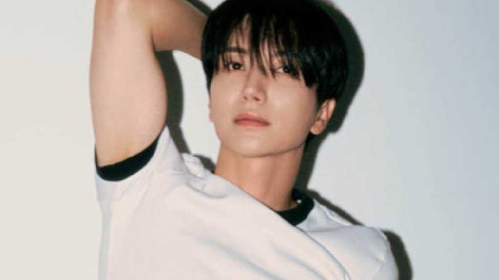 SUPER JUNIOR イトゥク、セクシーな腹筋を大公開！「あっという間に20周年…グループはずっと続けていく」