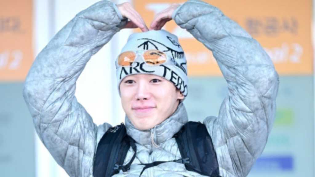 【PHOTO】ウォノ、海外スケジュールのためアメリカへ出国…笑顔でポーズ