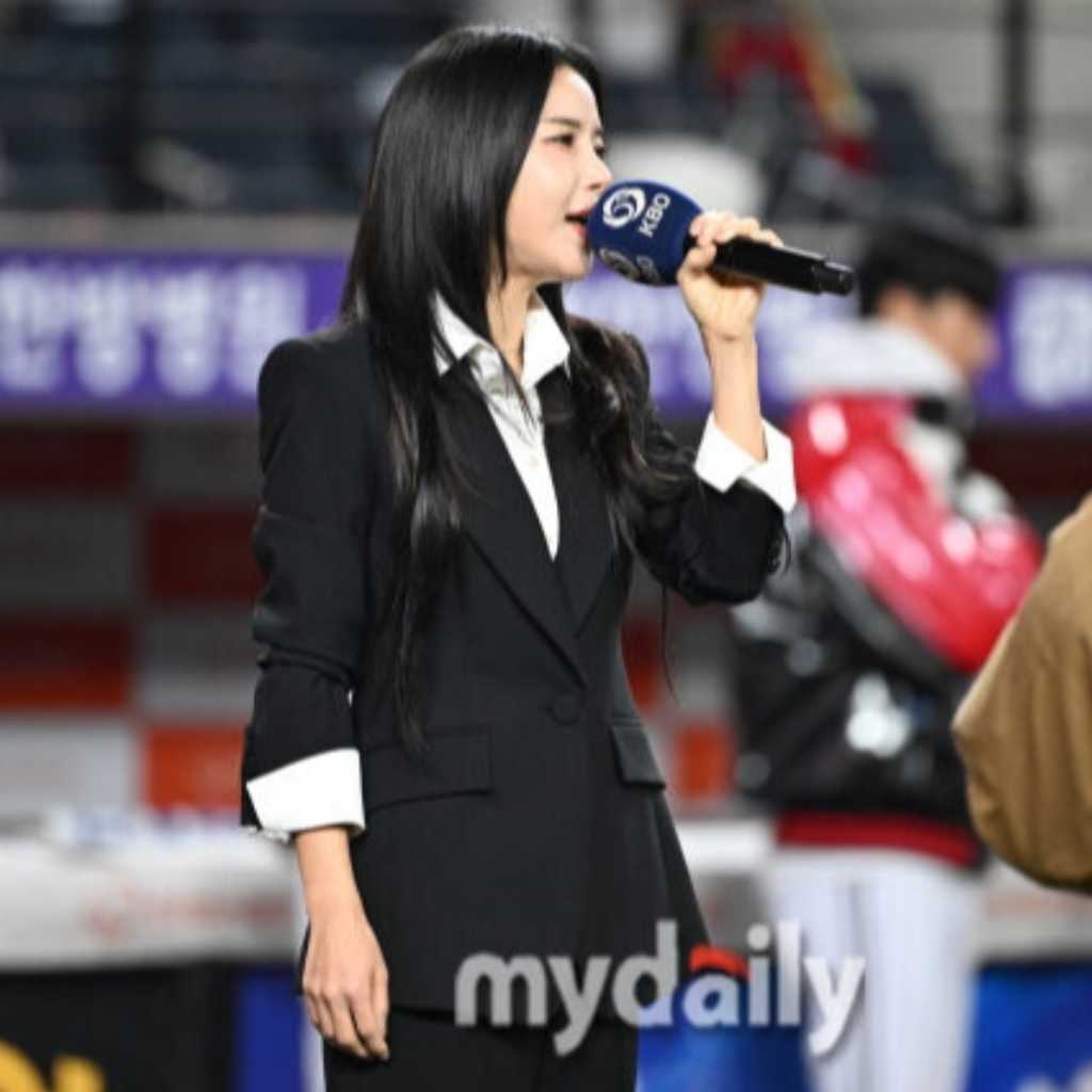 【PHOTO】MAMAMOO ソラ、国歌斉唱のため野球場に登場