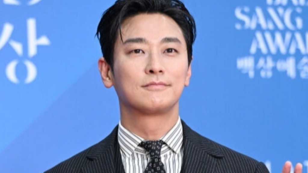 「再婚承認を要求します」チュ・ジフンの衣装にナチスの勲章?公開前から議論に…制作会社が謝罪