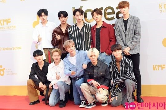 Photo Pentagon Astro Oh My Girlら 17 Korea Music Festival レッドカーペットに登場 Kstyle