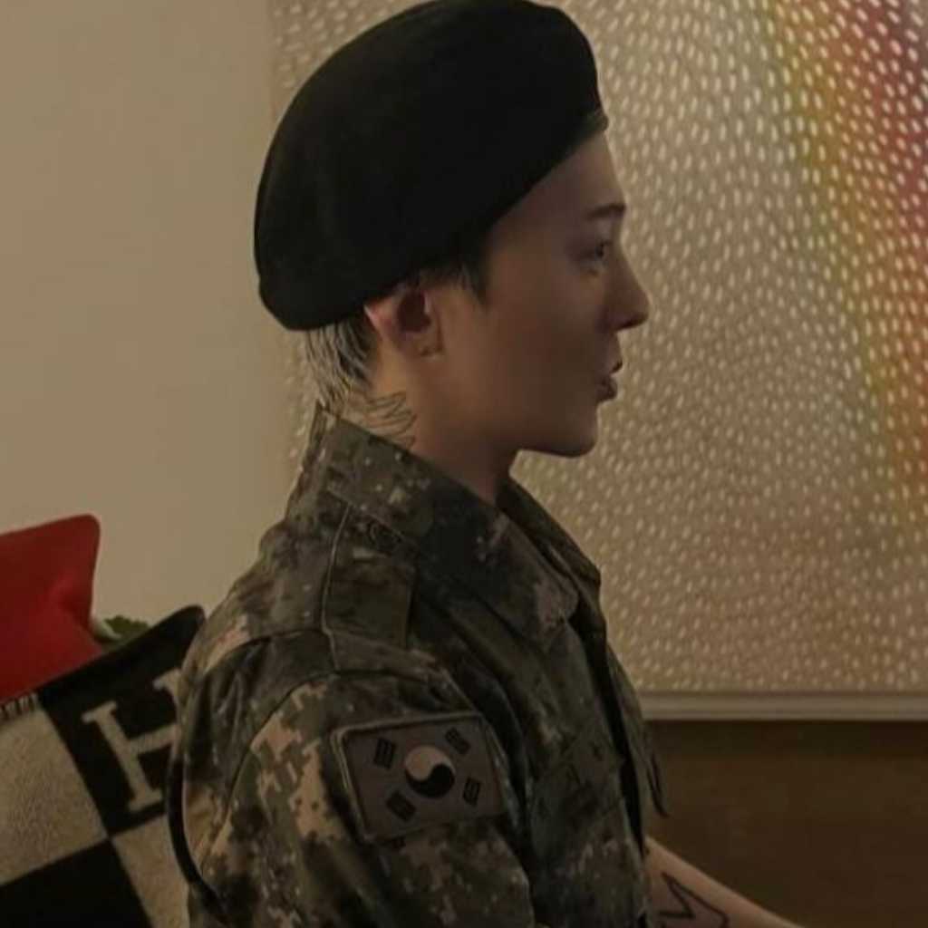 G-DRAGON、洗練された軍服姿を公開！近況ショットに視線釘付け