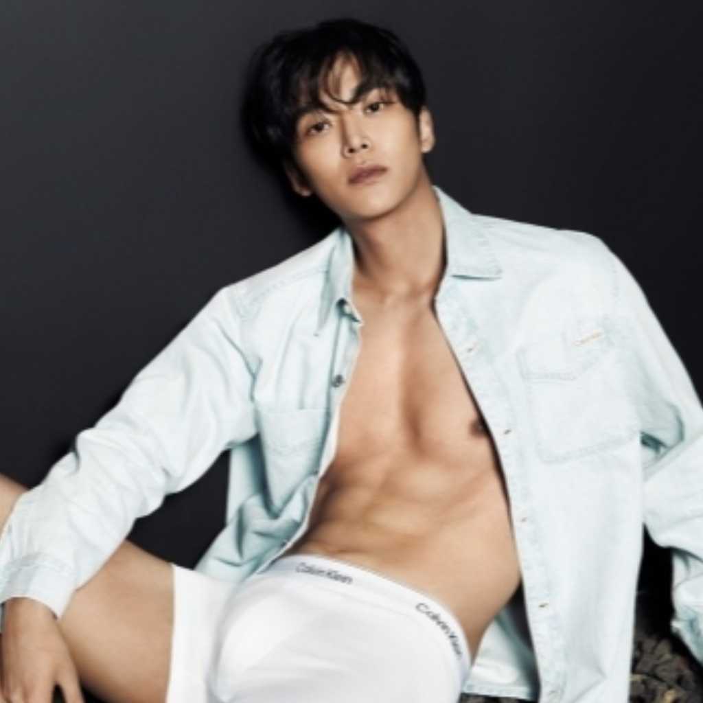 SF9 ロウン、彫刻のような腹筋に視線釘付け！「Calvin Klein」の広告ビジュアルが話題