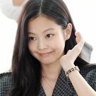 【PHOTO】BLACKPINK ジェニー、ファッションウィークに参加するためフランスへ出国…キュートな表情（動画あり）