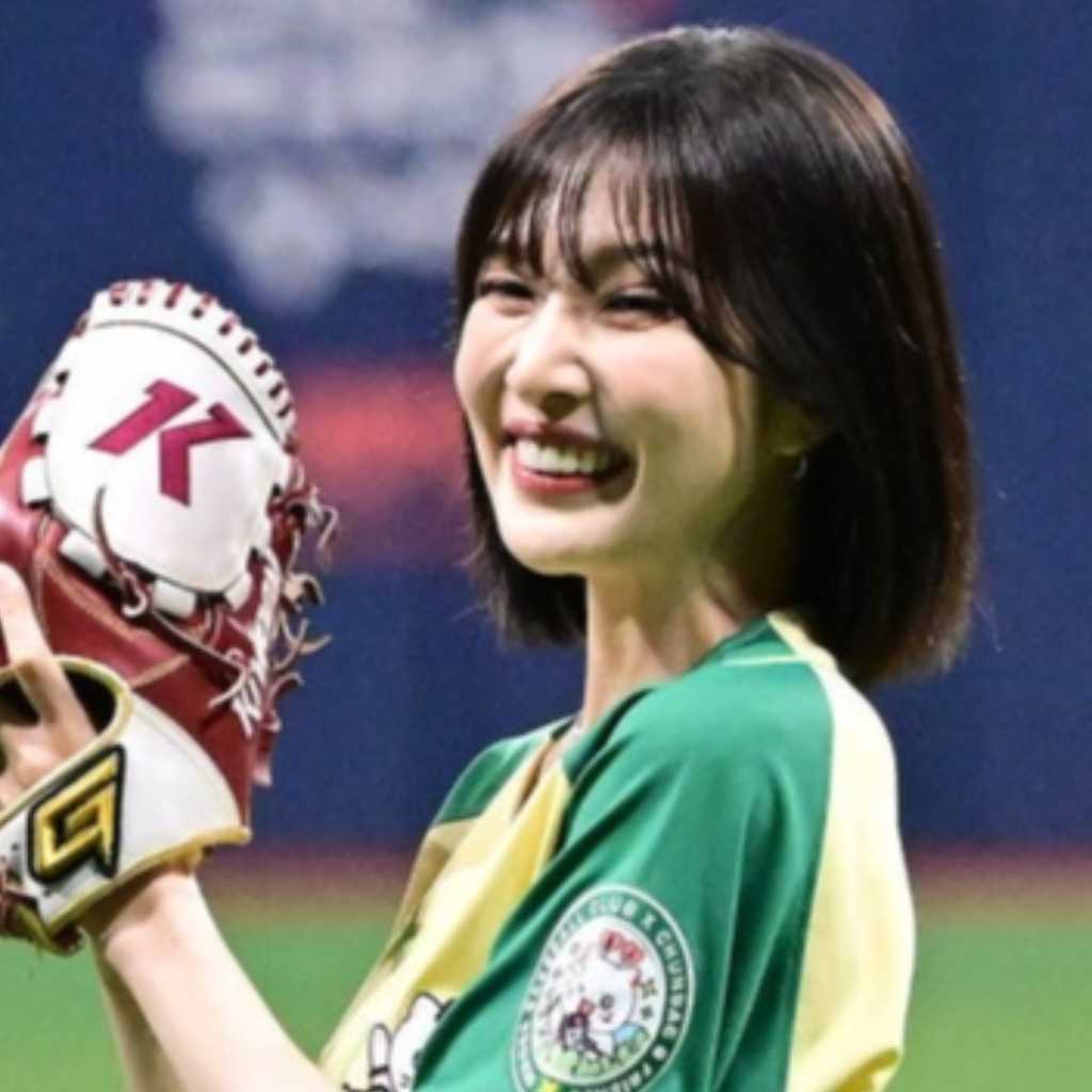 【PHOTO】Red Velvet ジョイ、始球式に登場…細いウエストに釘付け