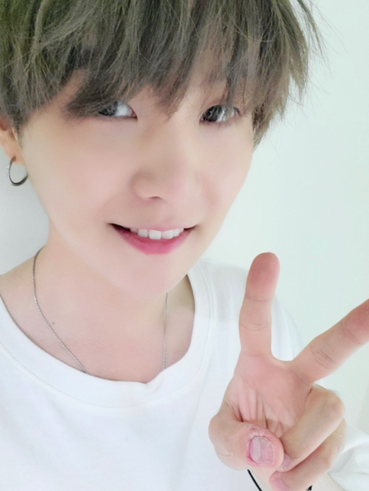 Bts 防弾少年団 のsuga 爽やかな笑顔に胸キュン 可愛いセルフショットを公開 Kstyle