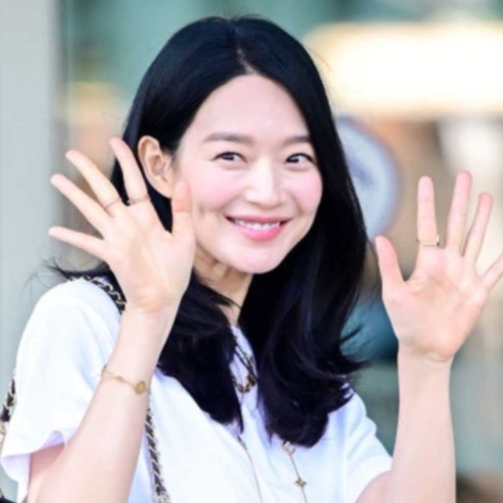 【PHOTO】シン・ミナ、海外スケジュールのため出国…さわやかな笑顔