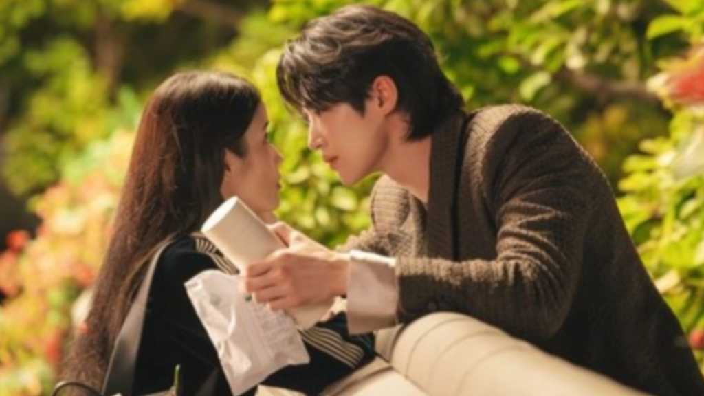 ビョン・ウソク＆IU、キス寸前！？新ドラマ「21世紀の大君夫人」甘い雰囲気のスチールカット公開