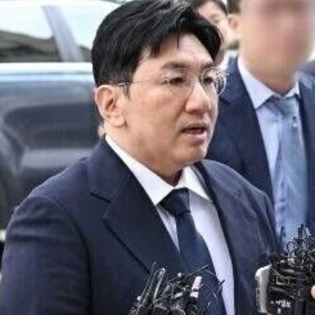 “不正取引容疑”HYBE バン・シヒョク議長、約13時間にわたる3度目の召喚調査が終了