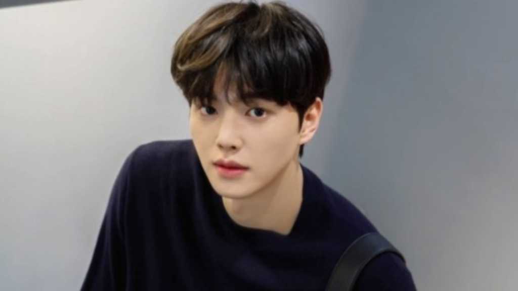 ソン・ガン、漫画から飛び出したような抜群のビジュアル！近況ショットを公開