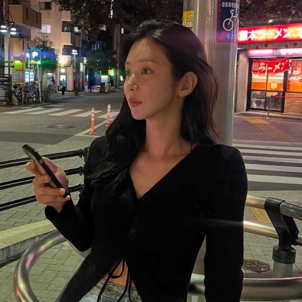 イ・ジュビン、日本の夜の街に！スリムなスタイルに視線集中