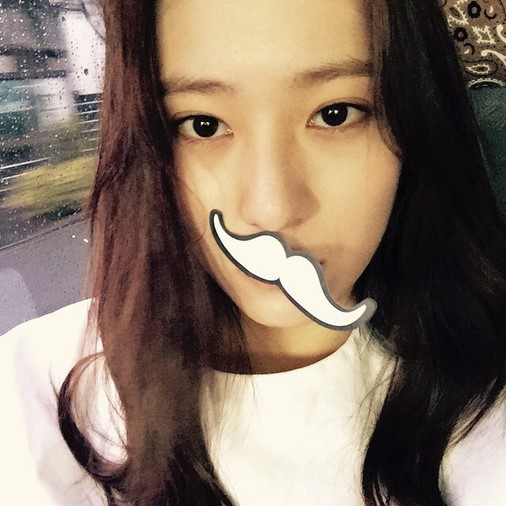 F X クリスタル 東京モーニング 口ひげをつけてもキュートな写真を公開 Kstyle