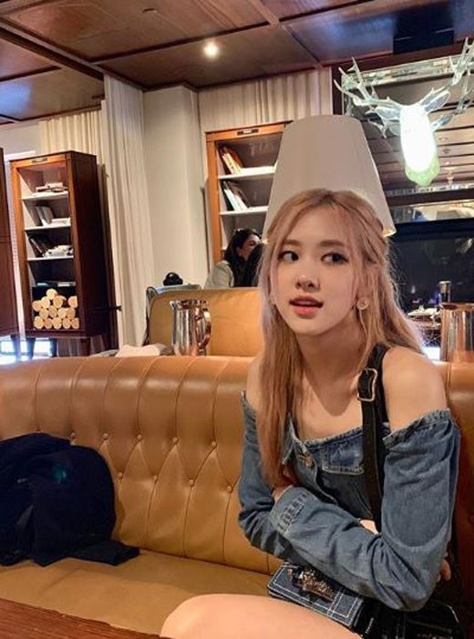 Blackpink ロゼ セクシーな肩出しファッションの近況写真を公開 抜群の美しさ Kstyle