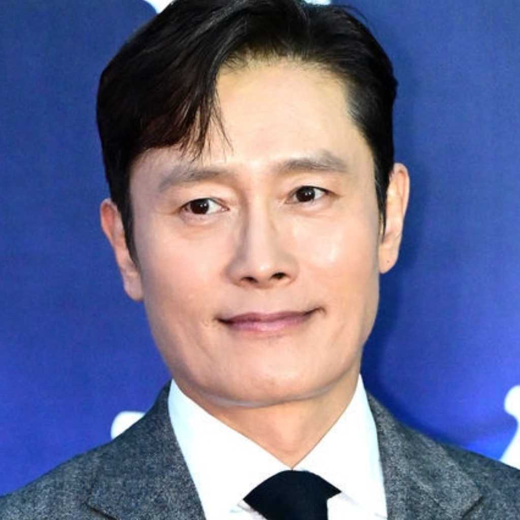 【PHOTO】イ・ビョンホン「2025大韓民国大衆文化芸術賞」レッドカーペットに登場