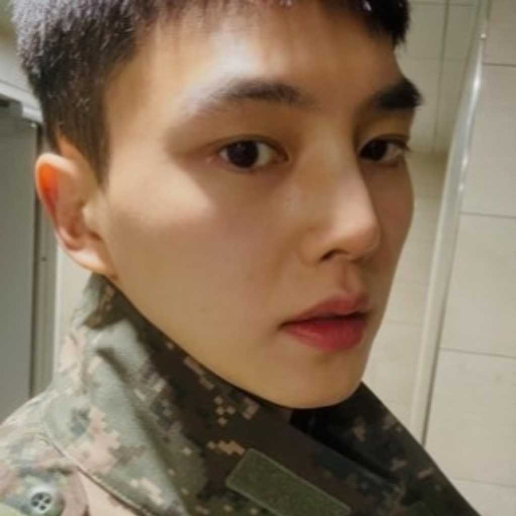 ソン・ガン、現実離れした軍服姿を公開…除隊後初めての投稿が話題