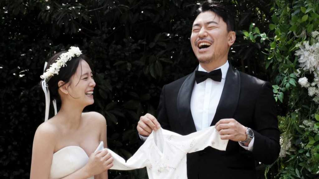 イ・シオン＆ソ・ジスン夫婦、幸せ溢れるマタニティフォト公開！タキシード＆ドレス姿で満面の笑み