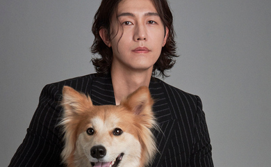 俳優イ・ギウ、結婚式にも登場した愛犬とのグラビア公開“この子たちが僕の世界を変えてくれた”