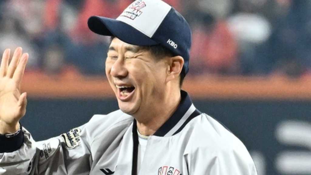 【PHOTO】ナム・ヒソク、始球式に登場…満面の笑みで挨拶