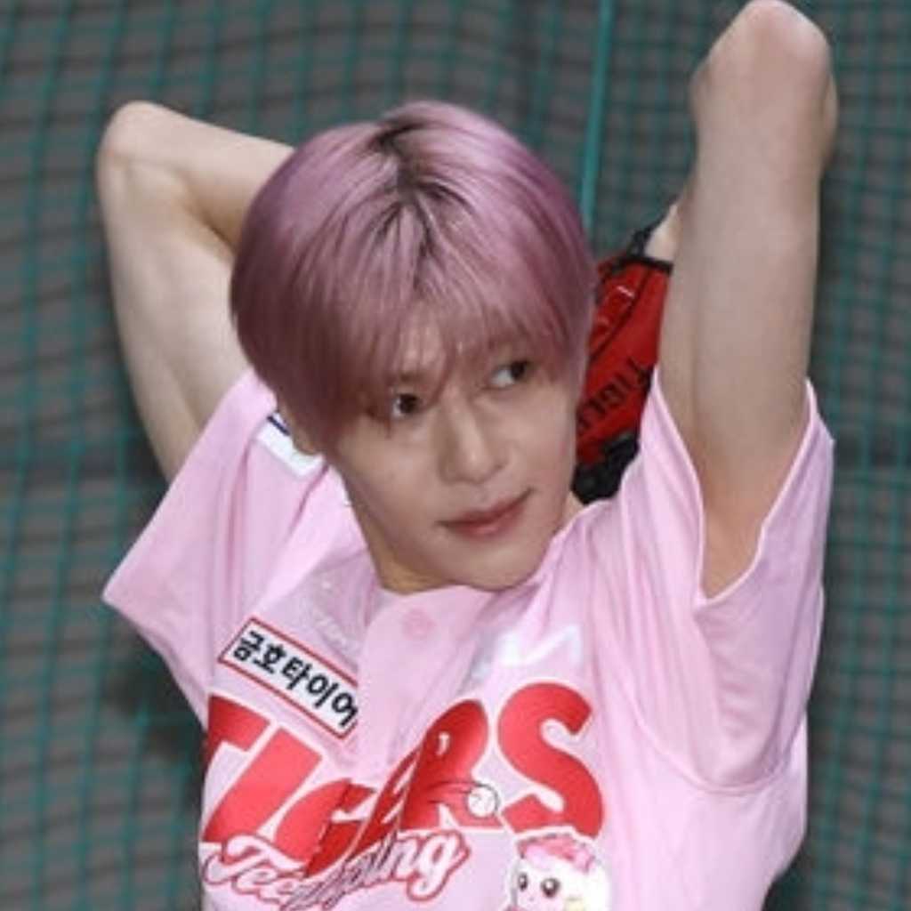 NCT WISH シオン、2度の中止も…デビュー後初の始球式に喜び！大人気アニメとのコラボユニフォームで登場