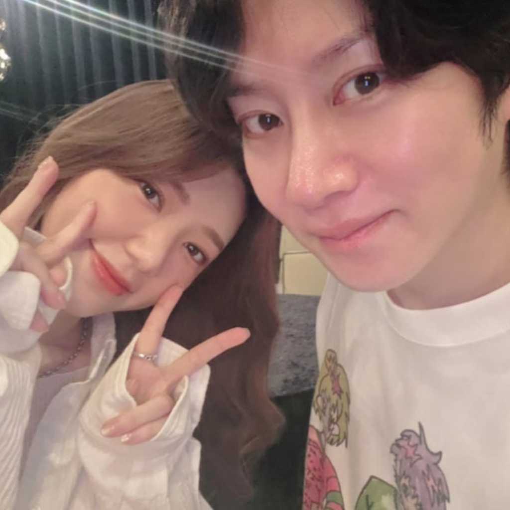 SUPER JUNIOR ヒチョル、仮想妻パフ・クオと11年ぶりの再会！近況ショットが話題