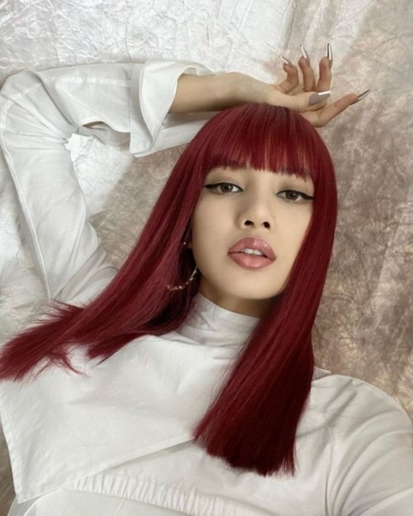 Blackpink リサ ファン絶賛の赤髪に変身 美しすぎるセルフショット公開 Kstyle