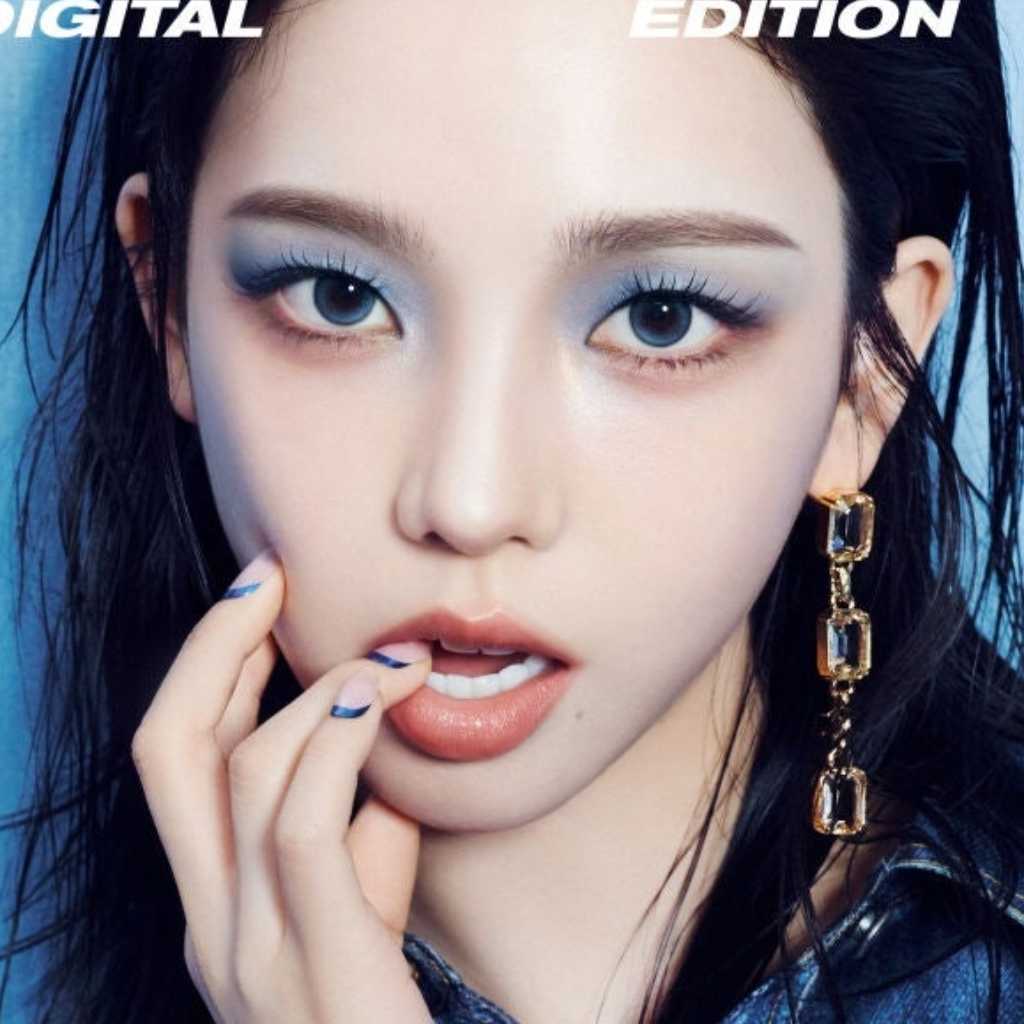 aespaのKARINA、ブルーのアイメイク＆オールバックで強烈なカリスマ性を披露…クールな魅力に視線釘付け